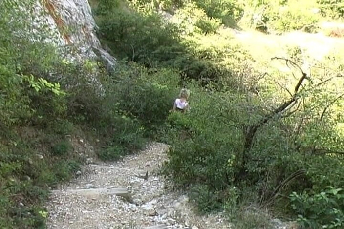 Porno kino: This Cute German Teen Likes to Pee in the Outdoor...