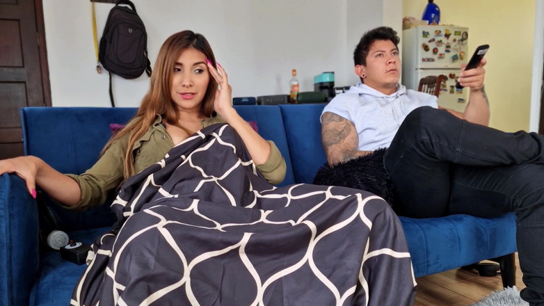 Richie Summer: Geile milf verbergt haar seksmachine onder de dekens! En haar...