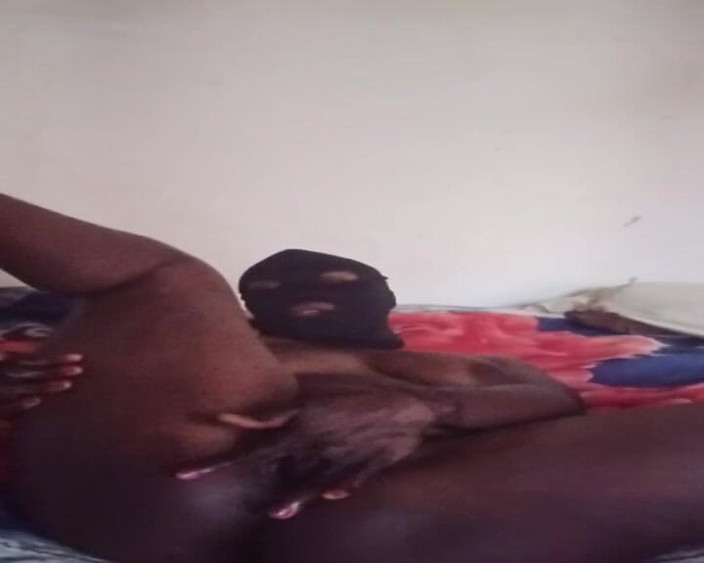 Yansh Fans: Drobná menší tančí a mastubuje