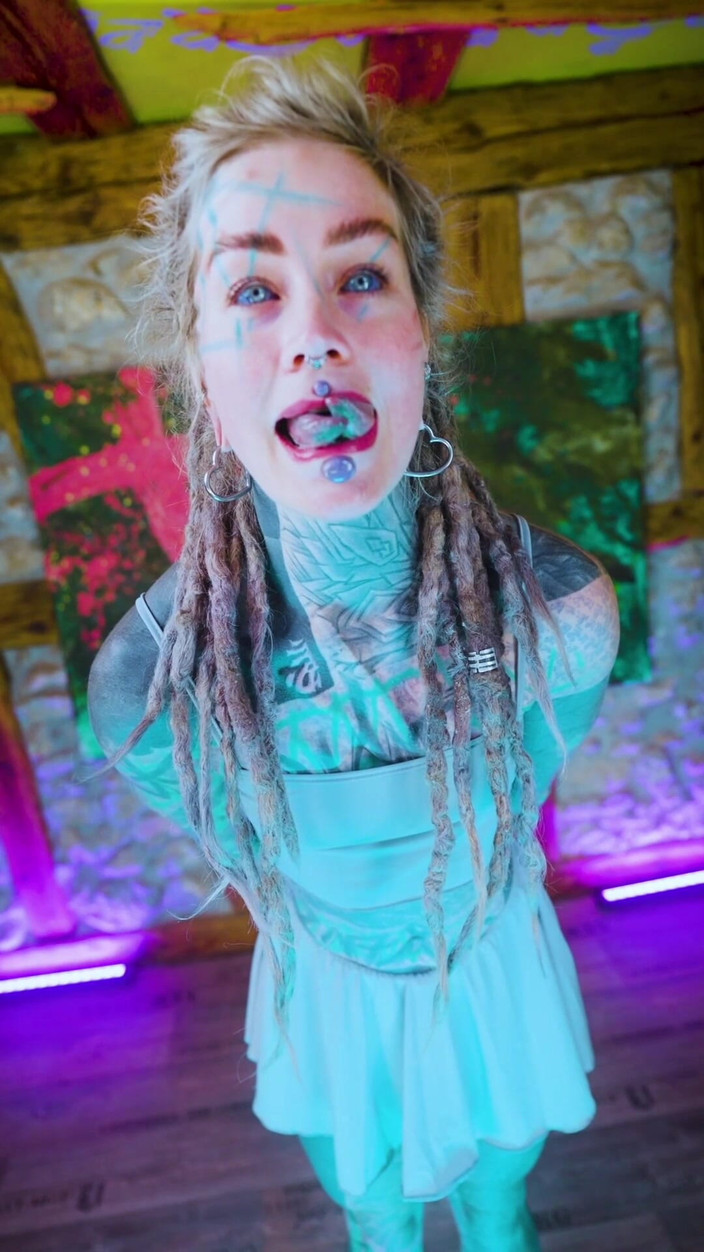 Anuskatzz: 당신이 보는 것을 좋아한다면 지금 나를 따르라!