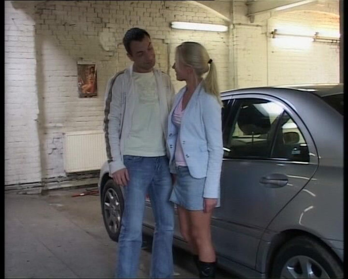 Enjoy German porn: 来自德国的金发荡妇在车上被干