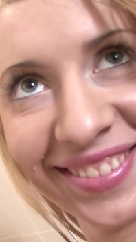 Curvă ucraineană cu sfârcuri umflate face un duș