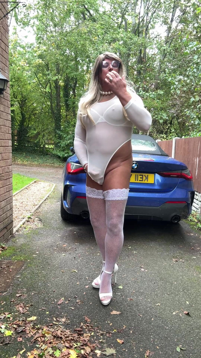 Kellycd2022: Sexy Crossdresser Kellycd2022 v bílé sexy kombinéze a síťovaných punčochách