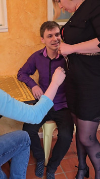 Il figliastro e il suo ragazzo mi scopano duro in cucina