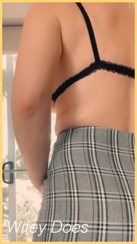 Wifey Flashes Her Perfect Amazing Ass for Enjoyment