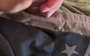 Gay Soldier Stuff: Soldatul armatei își tachinează pula în timp ce face câteva picături de...