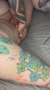 Un jeu de chatte BBW se termine par un fisting