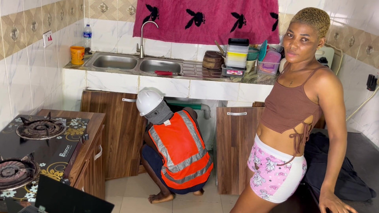 Prettypussy102: Il tipo idraulico mi scopa
