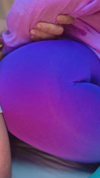 Vedere la persoana 1 cu reproducere cu țâțe masive, spermă groasă, cu forme, în colanți strâmți - Lilykoti
