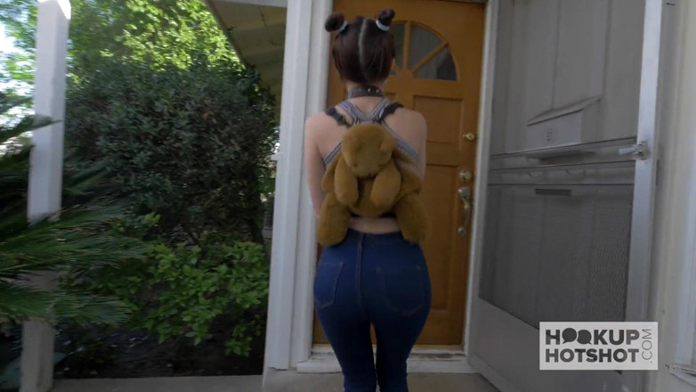 Hookup Hotshot: Roztomilá teenagerka Hailey Little zkouší online rande a dostane drsný...