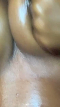 Quente negra linda abraçando suas curvas sensual sessão de glamour