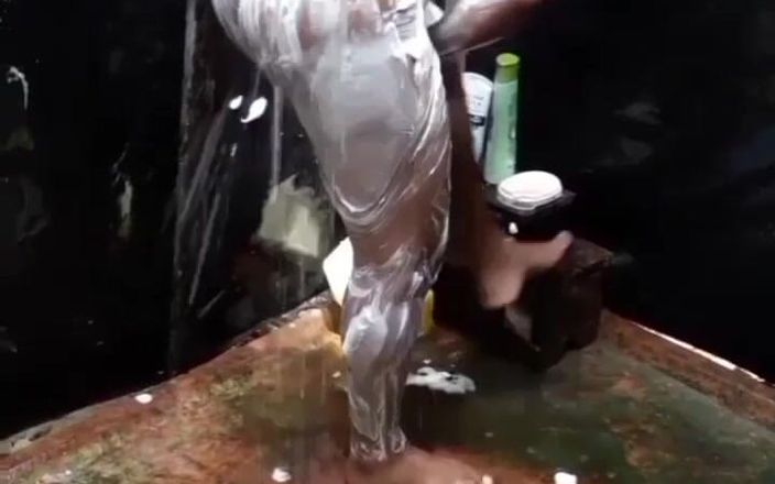 Ramesh: श्रीलंका में आउटडोर स्नान वीडियो