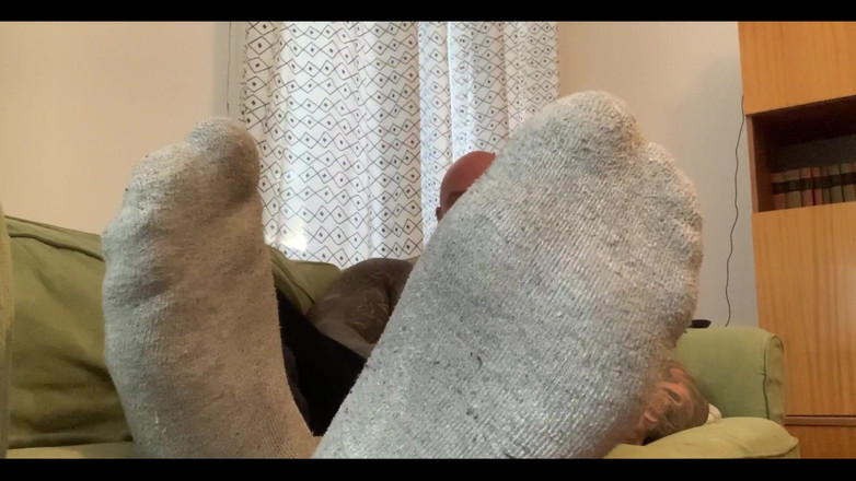 Jasons feet: Din styvfar lurar dig till att sniffa på hans stinkande...