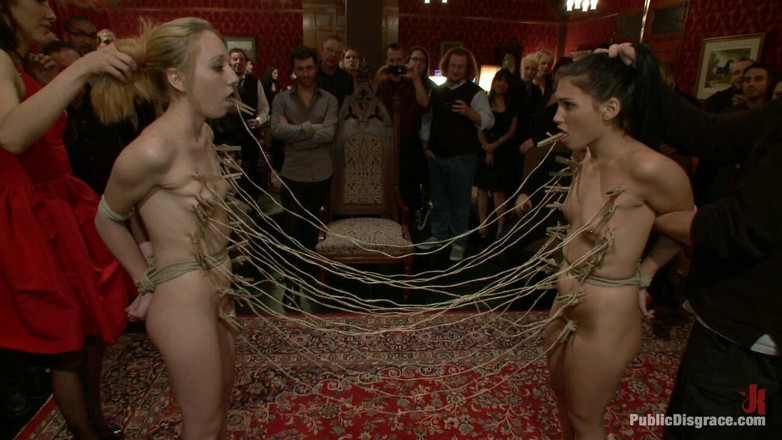 Public Disgrace by Kink: 공주 도나의 B-day 배시