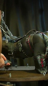Heavy chain bondage fox: corsetto stretto, maschera in pelle e sfida di resistenza