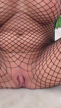 Une blonde fait pipi sans relâche devant la caméra