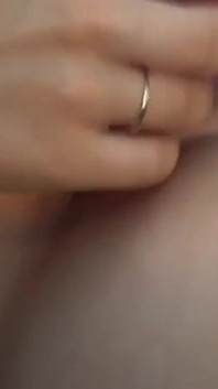Blond slampa fingrar droppar fitta på bil huva