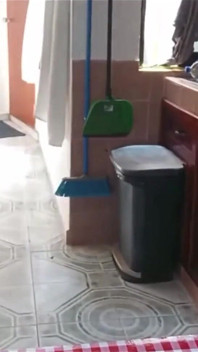 Tchýně se natáčí v kuchyni a ukazuje její prsa