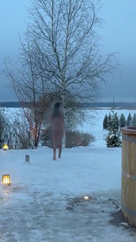 Monika fox ger vintern snabb avsugning och onanerar i naturen omgiven av snö