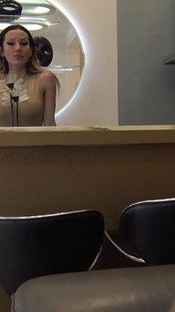 Sexy milfka lechtá její roztomilou náctiletou kamarádku