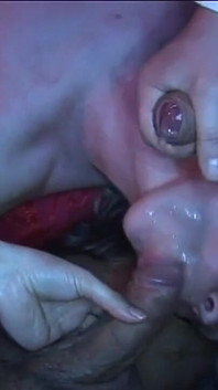 Rijpe babe druipt van sperma van gangbang met grote zwarte lul