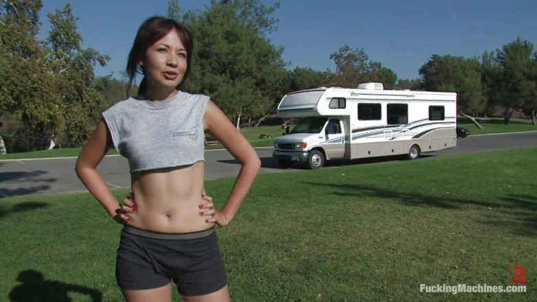 Fucking Machines by Kink: Amateur-hottie, coco velvet, ist Shag Stop Nummer 1 auf dem Rv-Roadtrip