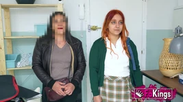 Ta din styvmamma till arbetsdag! 18 år gammal brud tar sin egen styvmamma till sin porrdebut