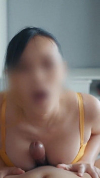 Sexy holka dává smyslné titjob po kouření se svým pokrouceným jazykem