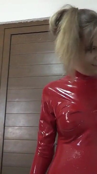 Awek panas dalam jumpsuit lateks merah mengepam zakar lelaki besar