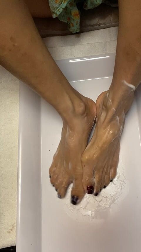Naelor: Kaki Asia seksi melove dengan kaki panjang mendapatkan lotion