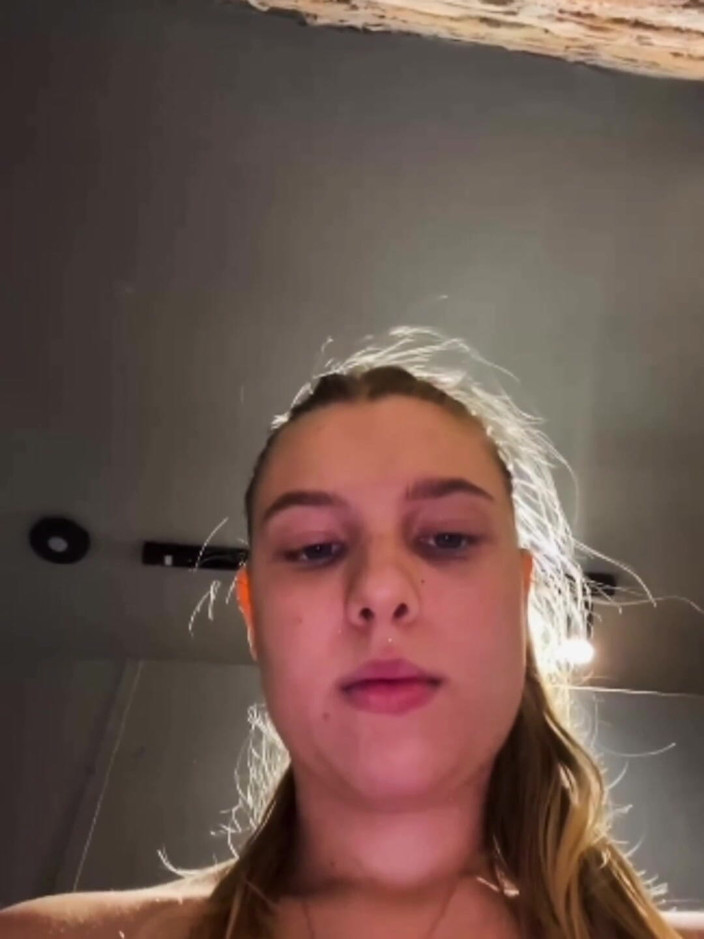 JuiceLussie: Plamy. Ogromny anal plug in ciasny tyłek