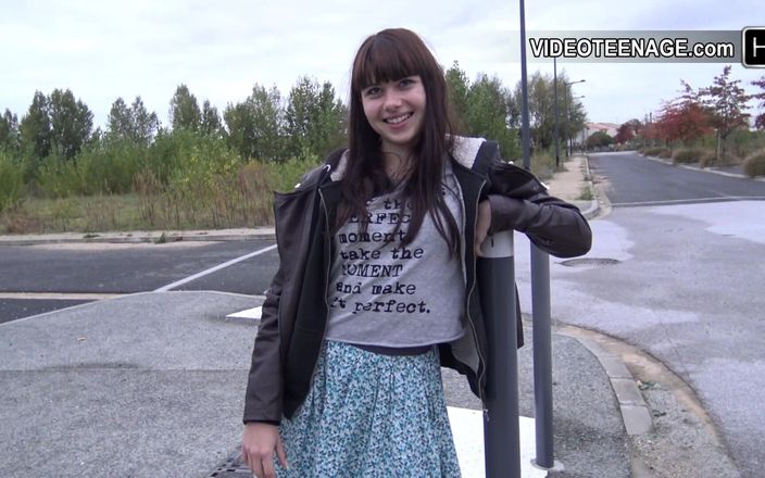 Videoteenage: Schattige 18-jarige Luna doet haar eerste pornocasting