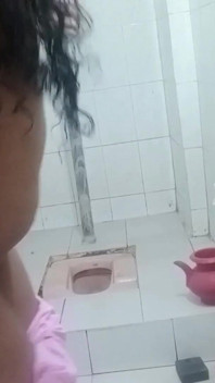 Der schöne arbeitende mädchen-badezimmer-sex gefickt