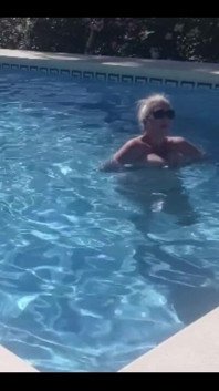 Ziua de filmare de ieri s-a încheiat cu o scufundare în piscină