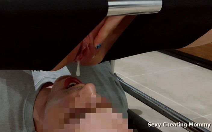 Sexy Cheating Mommy: रैंडम आदमी धोखेबाज पत्नी के अंदर वीर्य डालता है, व्यभिचारी पति चूत में वीर्य सफाई करता है और पेशाब पीता है