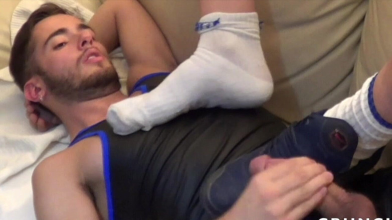 Crunch French bareback porn: Он нюхает её ноги