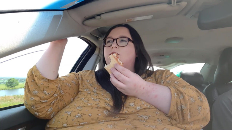 SSBBWLadyBrads: กินข้าวในรถกับเพื่อน