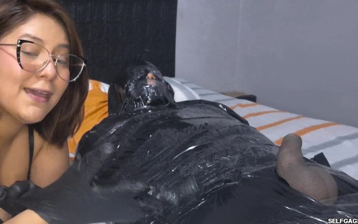 Selfgags femdom bondage: BBW latina femdom : une fille soumise momifiée se fait sucer,...