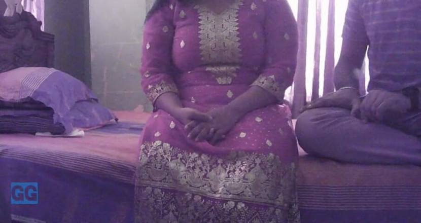 Girlgroup: Mamă sexy desi cu țâțe mari îl ajută pe tatăl vitreg să-i...