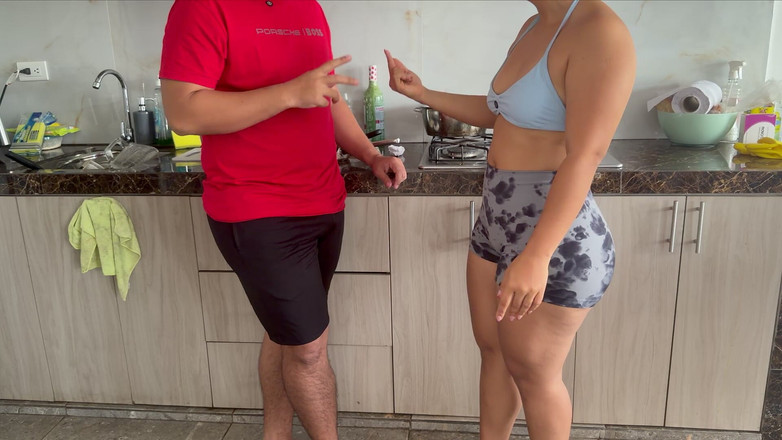 MaRaSexx: Nevlastní Máma Mi Dovolí Pomáhat Jí S Nádobím V Kuchyni...