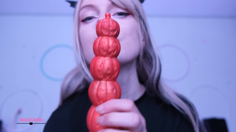 Destination Kat: Halloween berkongkek dildo