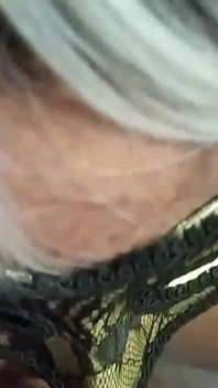 Amatérské kouření a výstřiky na sexy ebenovou manželku