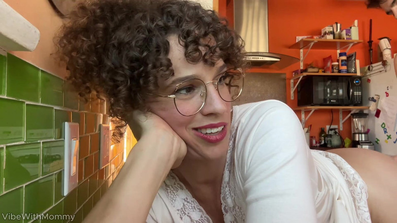 VibeWithMommy: Cornea vlogger matrigna scopa ragazzo del college