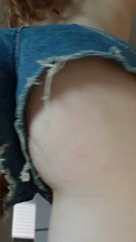 Cul En Short En Jean Et Déshabillage