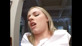 一个金发美女的粗暴深肛门插入