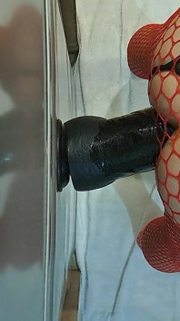 Büyük bir dildoyla derin ve sert sikiş!