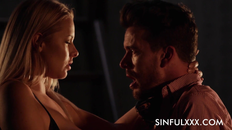 Sinfulxxx: Une bombasse et son mari par SinfulXXX