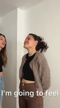 Twee lesbiennes bekennen hun liefde aan elkaar