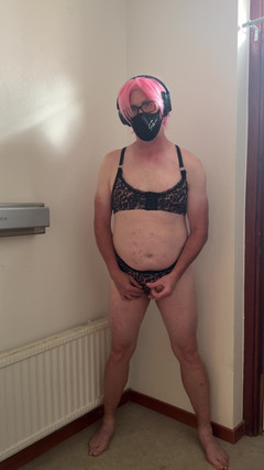 Julia Trans: Pembe giysili fahişe oynuyor ve mastürbasyon yapıyor, ta ki orgazm...