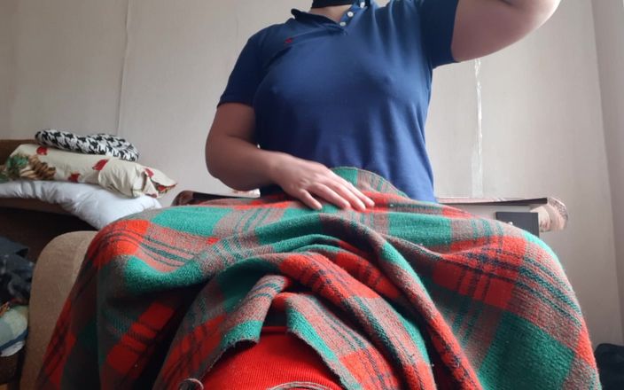 Lesbian-illusion: Ma demi-sœur timide me lèche la chatte sous la couverture
